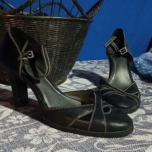 Super cute black heeled dress shoes